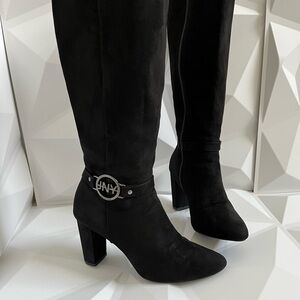 👢Chic Black Heeled Boots with Logo Accent